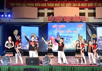 Chương trình ca múa nhạc “Đất nước trọn niềm vui” chào mừng kỷ niệm 43 năm ngày Giải phòng miền Nam, thống nhất đất nước.